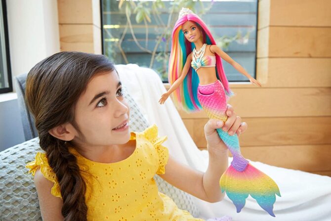 Barbie Bambola Sirena Cambia Colore con Capelli Arcobaleno